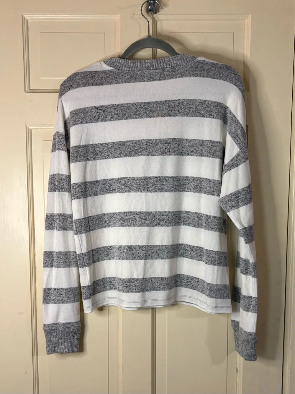 EVEREVE Gray And White Striped Long Sleeve Lightweight Sweater  Women's Size XS